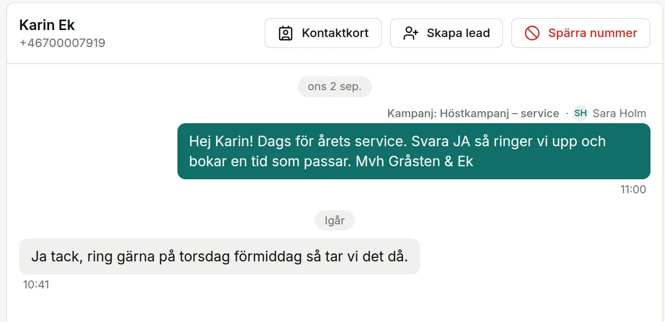 En SMS-tråd i TotalCRM: kampanjutskicket till Karin Ek och hennes svar, med knappar för kontaktkort, skapa lead och spärra numret.