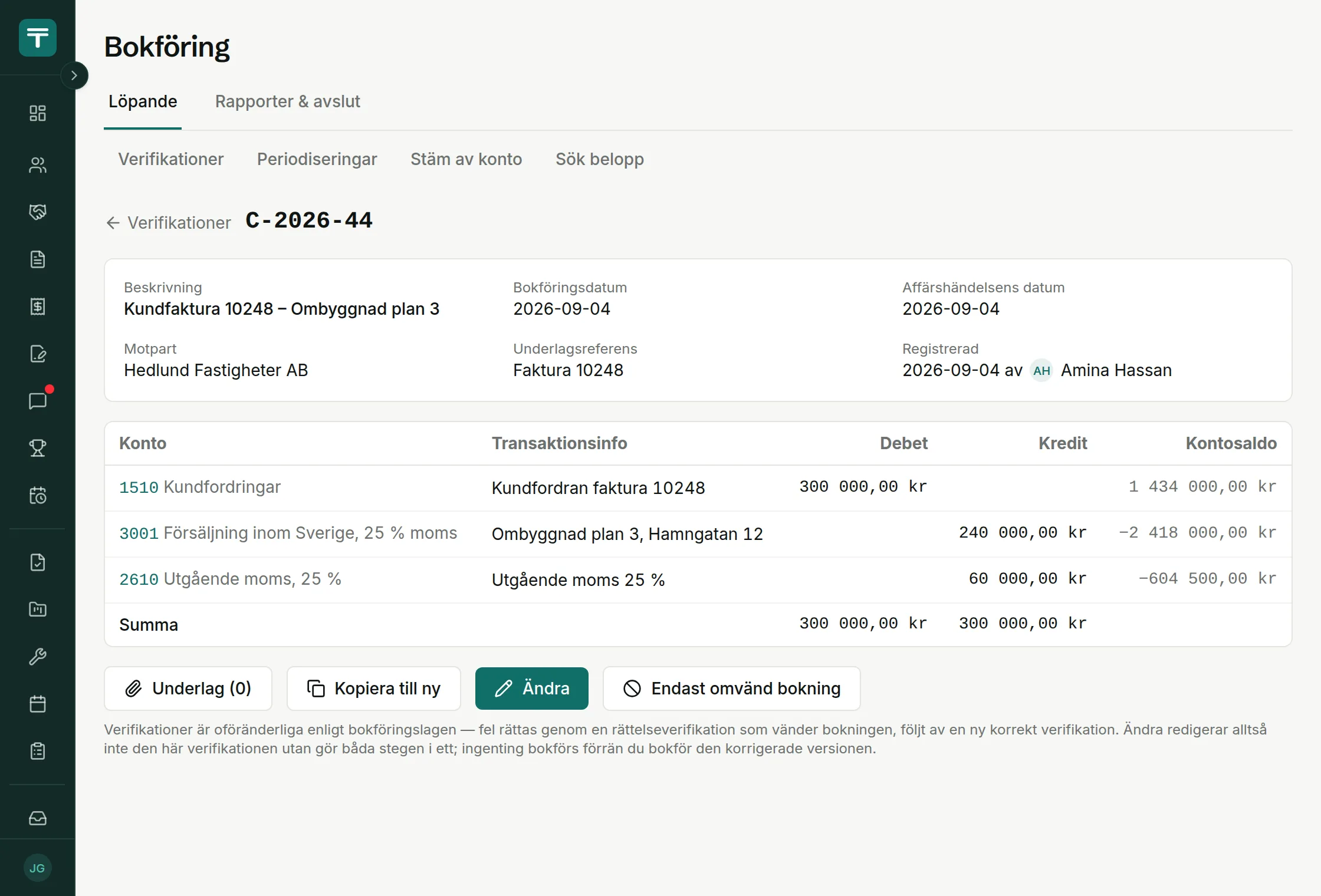 En verifikation i TotalCRM:s bokföring: kundfaktura bokförd på 1510, 3001 och 2610 med debet, kredit och kontosaldo, och summan som balanserar.